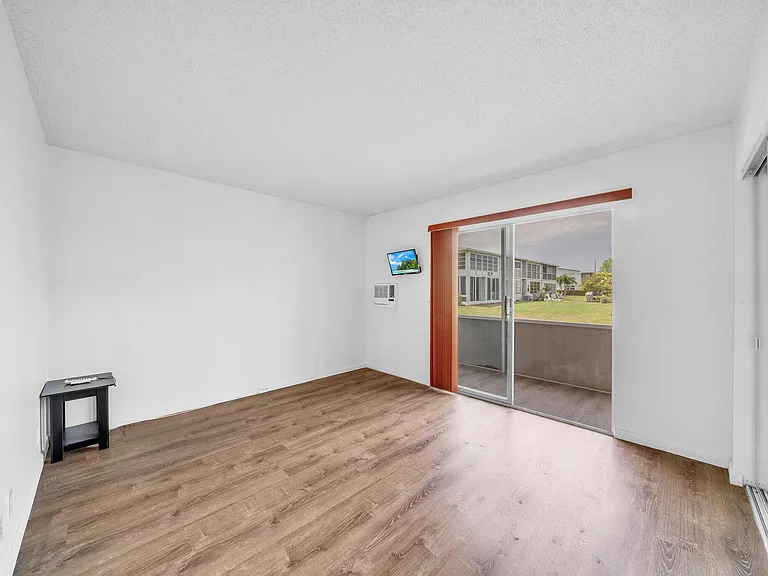 127 Westbury #G — Photo 18