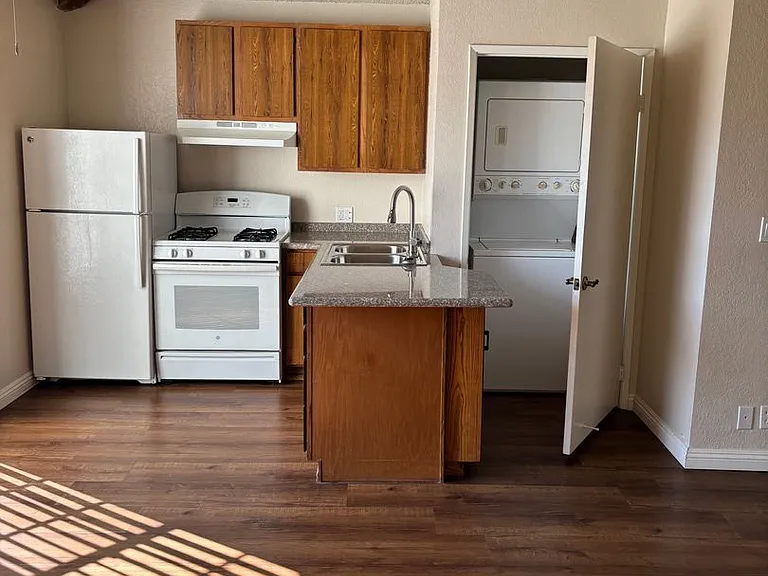 Spacious 1-Bed Apartments in Gated Tujunga Community — Photo 25