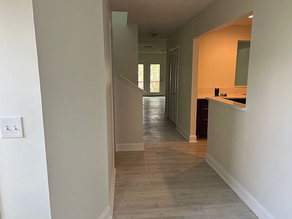 5th image of 3948 Meadowview Dr N
