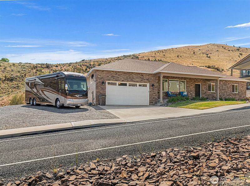 3rd image of 9973 Saska Way