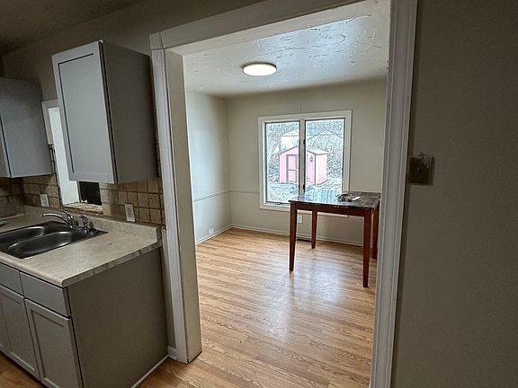 5th image of 28736 Essex St