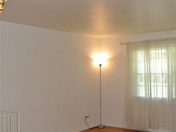 3rd image of 8 Dickson Ln