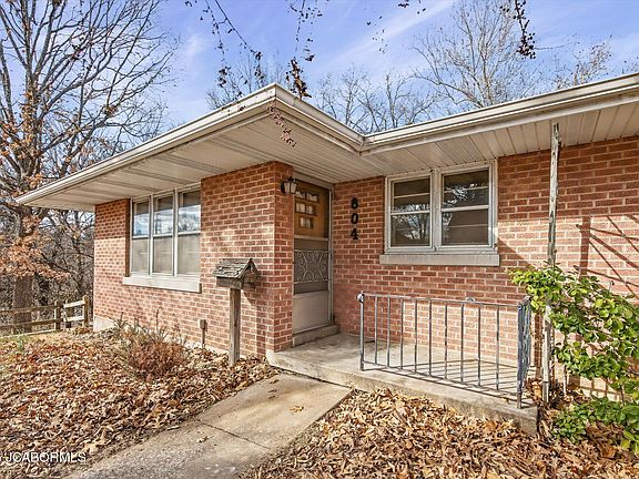 4th image of 804 Deeg St