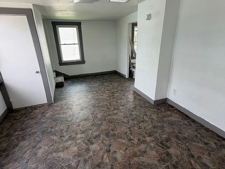 917 Gilbert Ct — Photo 10