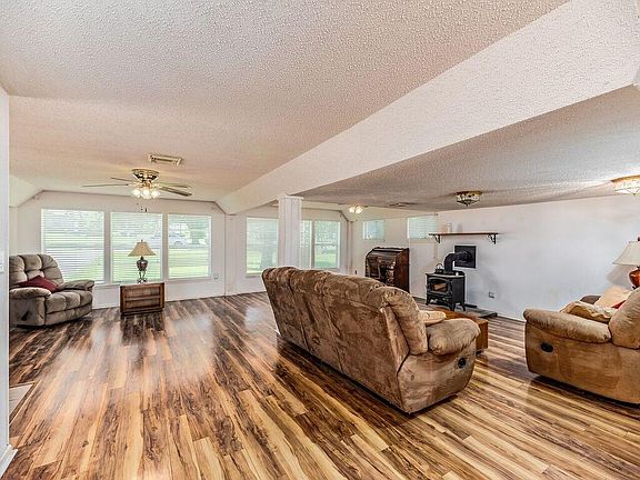 5th image of 301 Lakeshore N