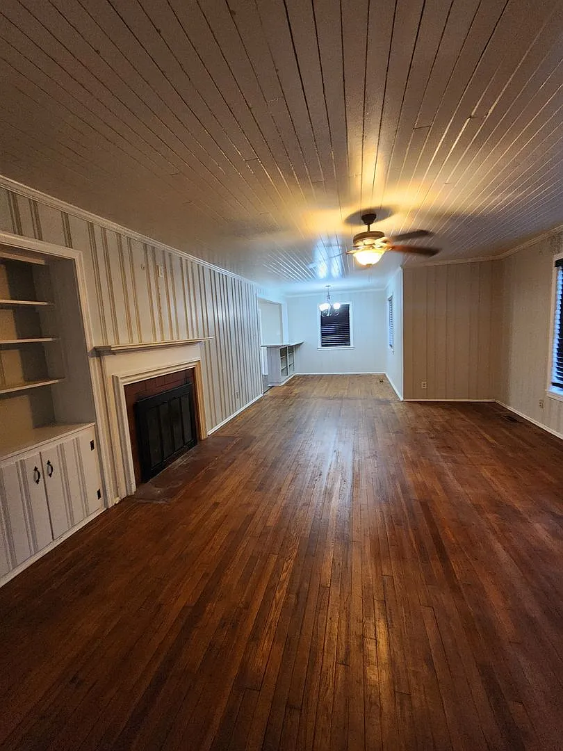 Spacious 3-Bedroom Brick Home with Fireplace and Wood Floors in Valdosta — Photo 3
