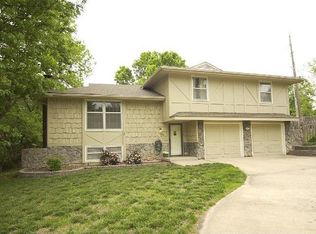 9612 NW 71st St, Parkville, MO 64152