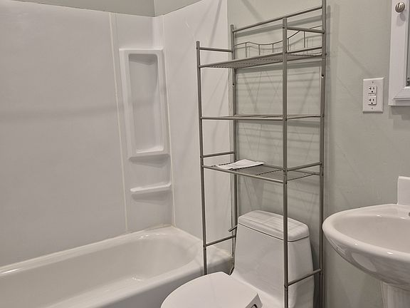 5th image of 2916 Hoyt Ave #2