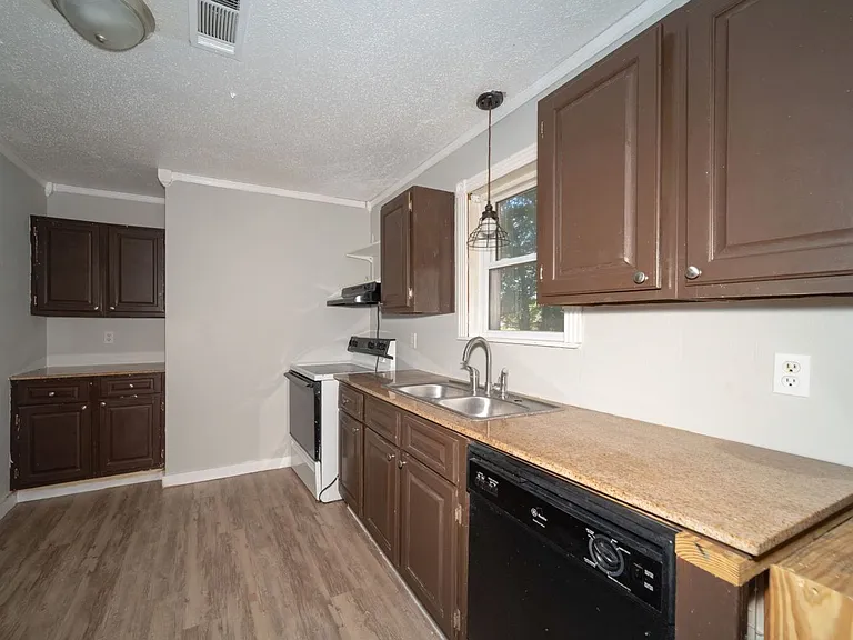 610 N Fir St — Photo 8