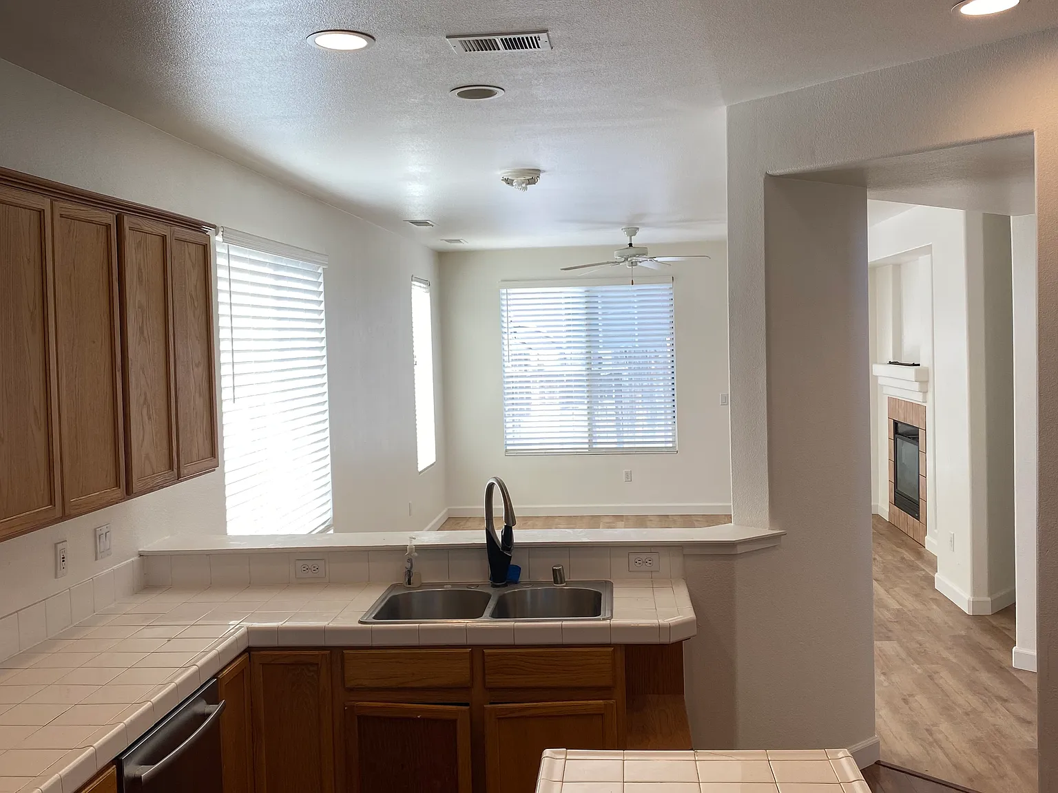 4 bed, 2.5 bath, 2125 sqft, $3,000 — Photo 4