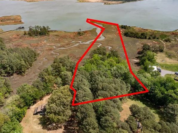 9 Bay Farm Rd, Carrollton, VA 23314