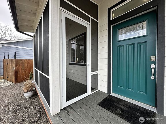 2nd image of 638 Rainbow Ct NE