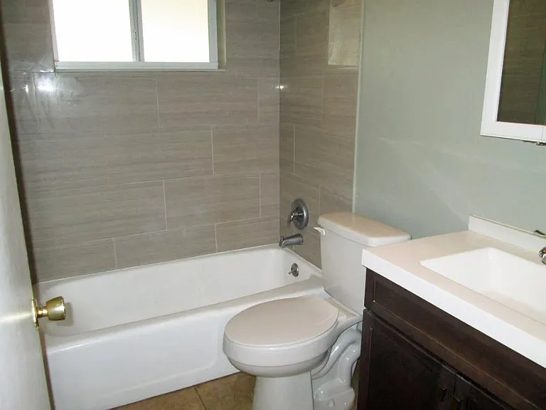 NE 27th Ct — Photo 12