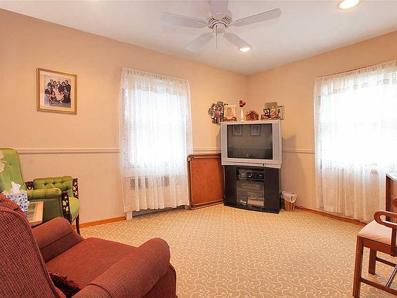 3rd image of 2092 Central Dr S