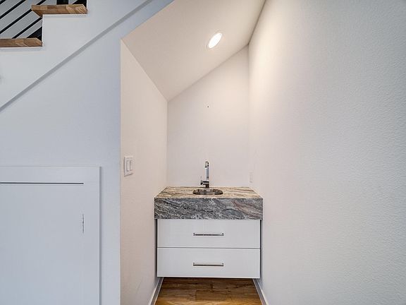 4th image of 2239 Wycliff Ave