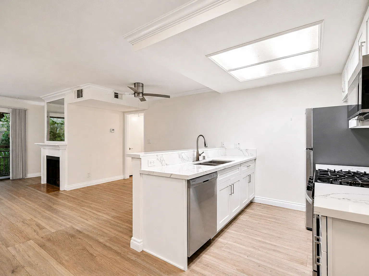 Renovated Hollywood 1BR with Private Balcony. Parking & Jacuzzi — Photo 4