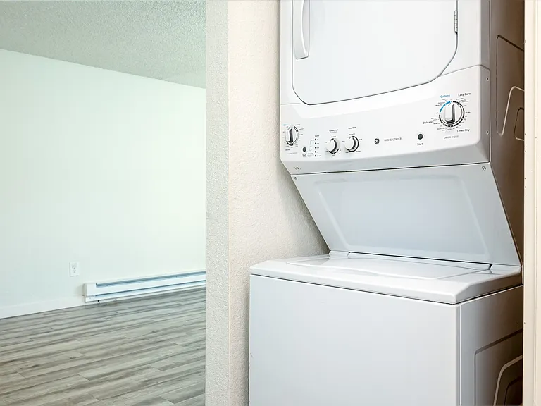 Arlo on 10th |Washer & Dryer