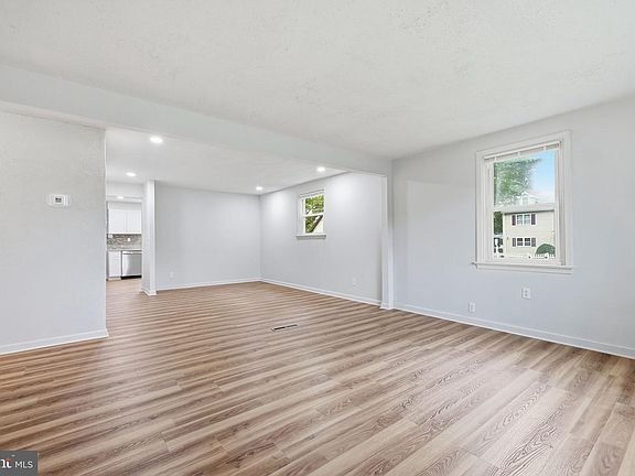 4th image of 400 Maple St