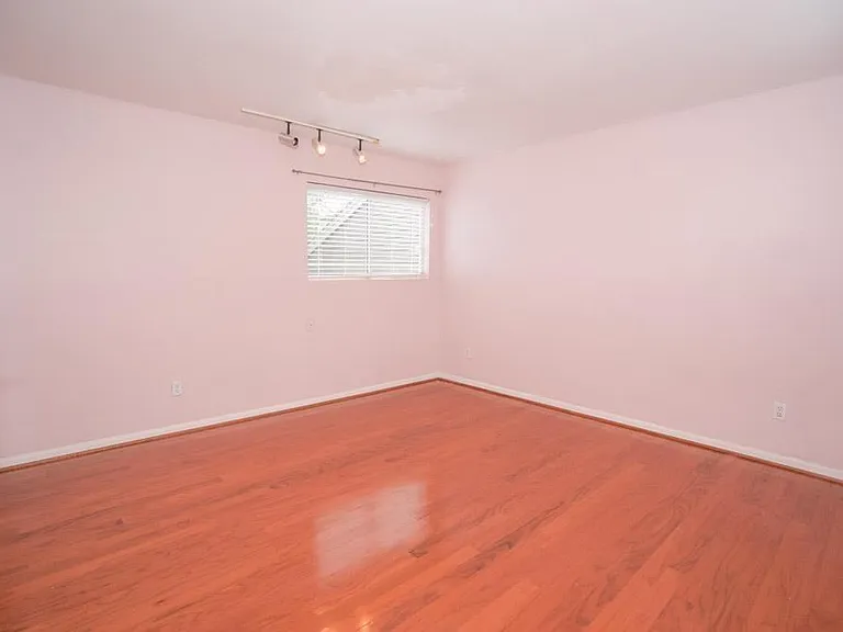 907 Hawthorne St — Photo 10