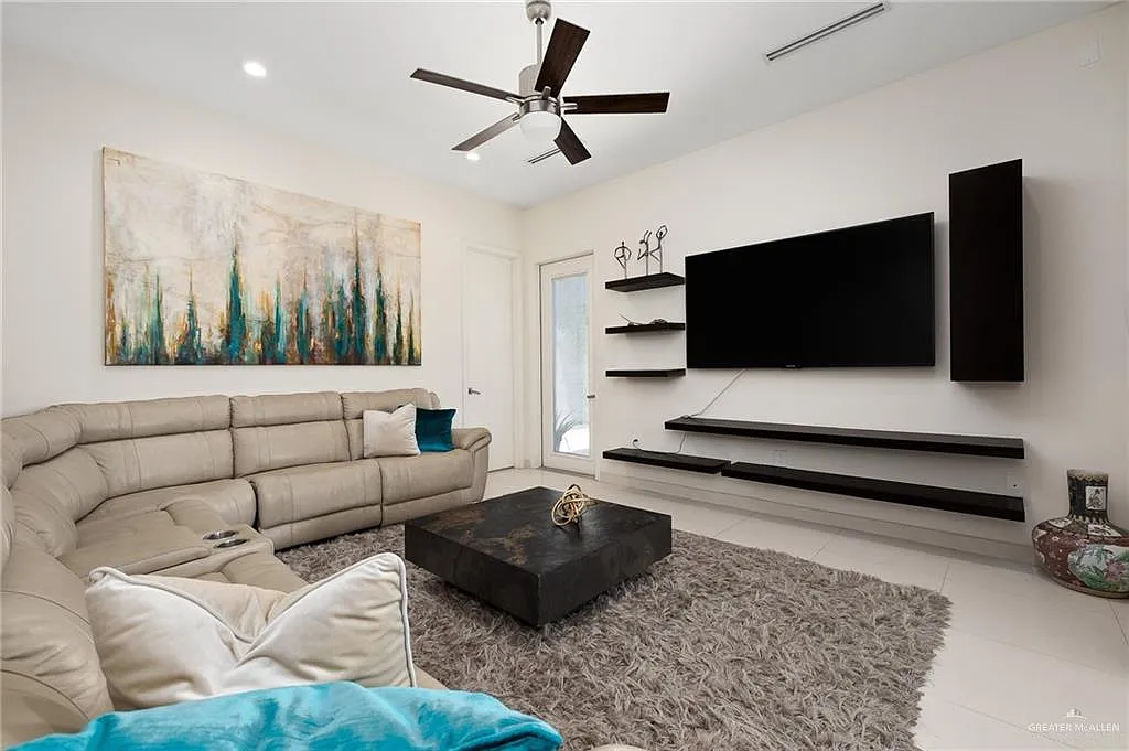 4 bed, 5.5 bath, 3961 sqft, $5,500 — Photo 4