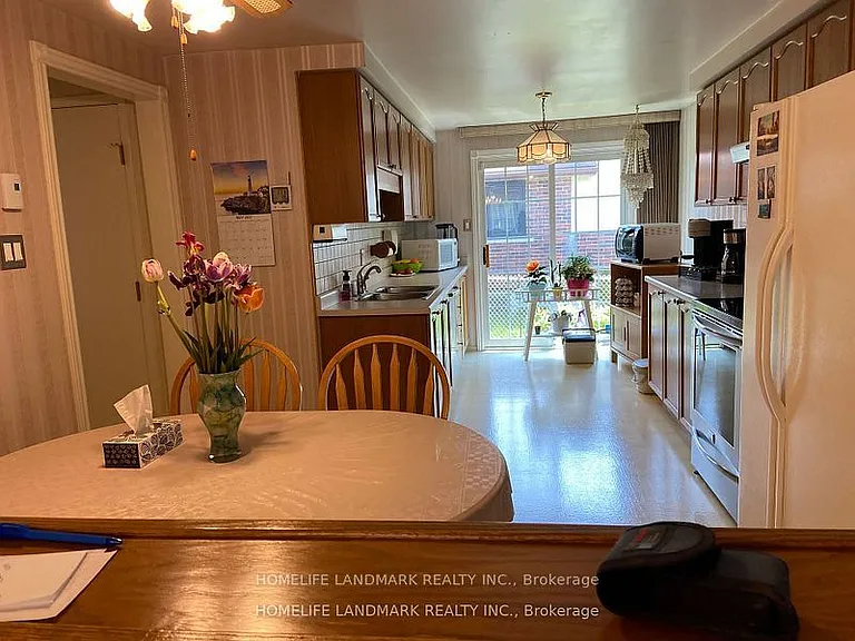 583 Edinburgh Rd S — Photo 3