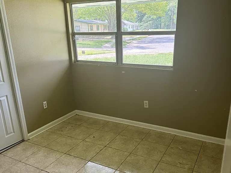 4626 E Dayton Ct — Photo 3