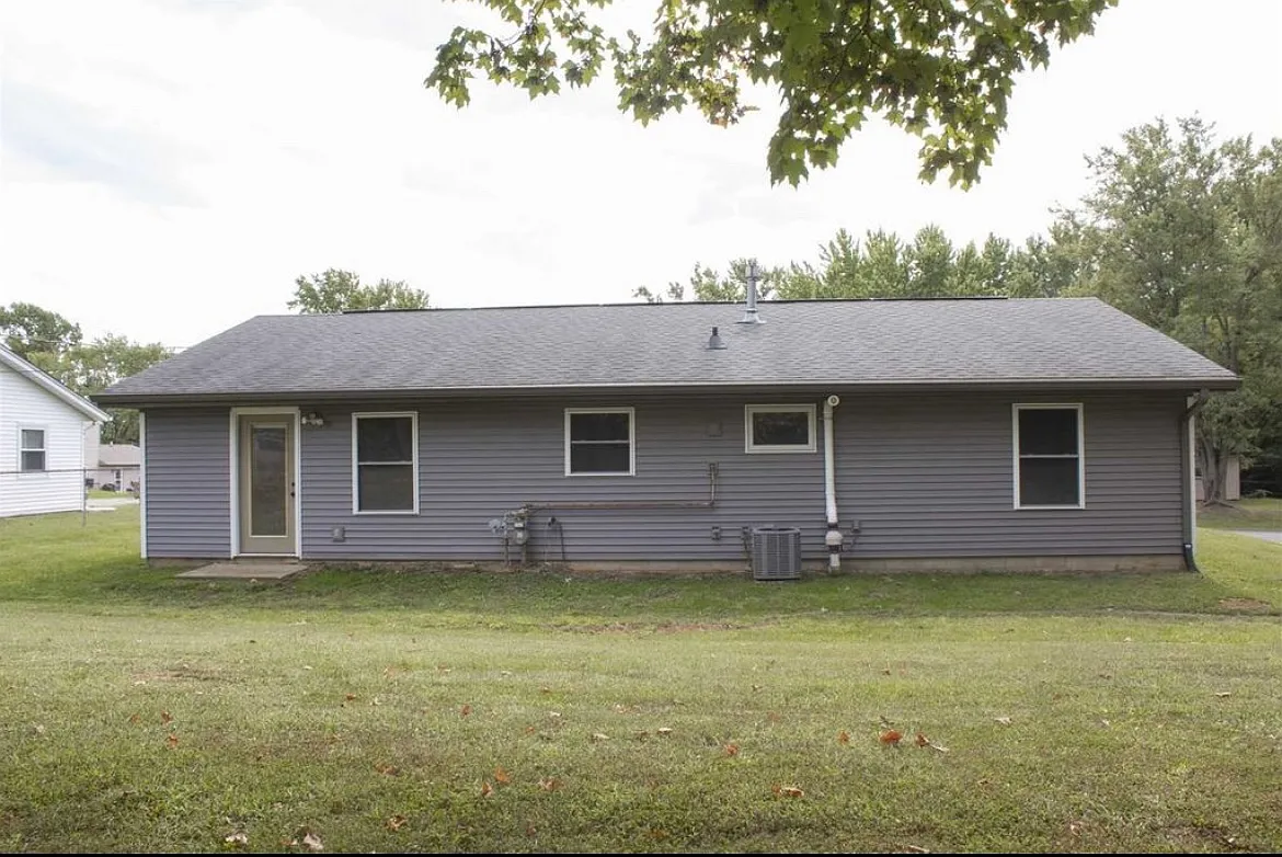 3 bed, 1220 sqft, $1,800 — Photo 2