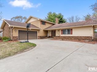 112 Landsdowne Dr, Sherman, IL