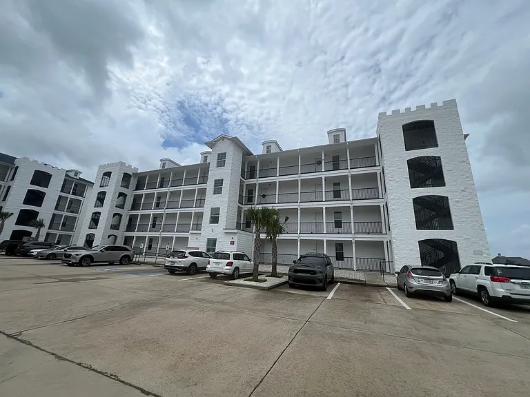 Lakeshore Condominium — Photo 4