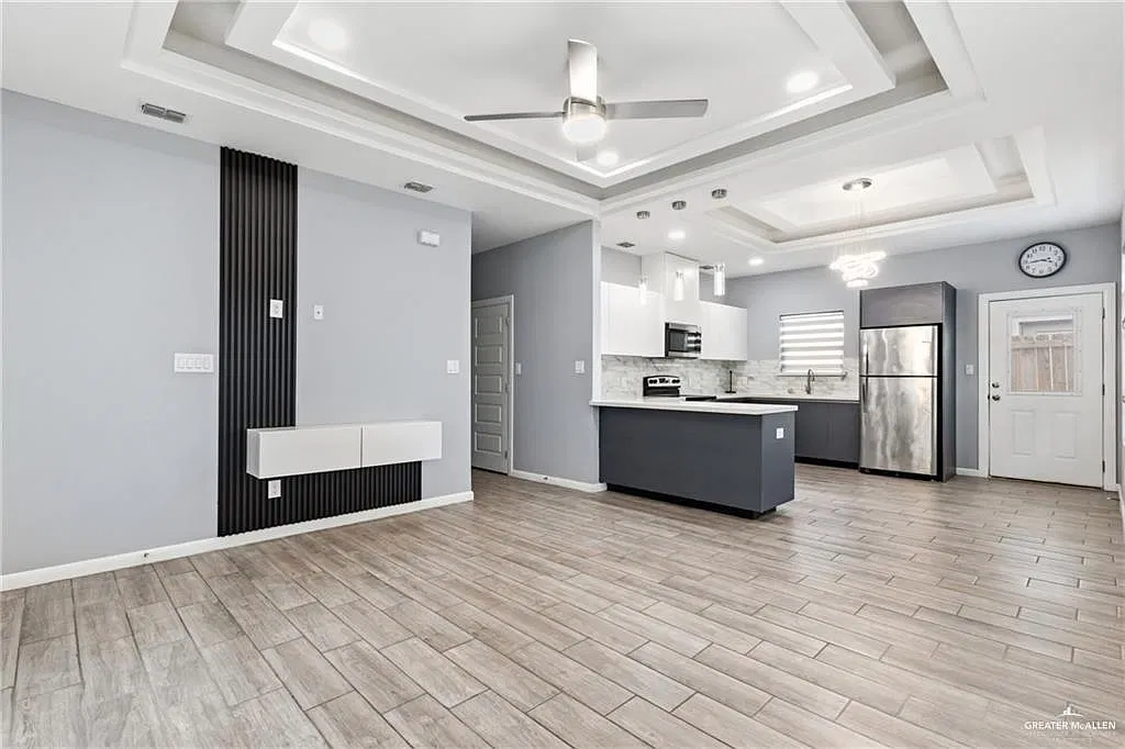 2 bed, 2.0 bath, 4322 sqft, $1,200 — Photo 2