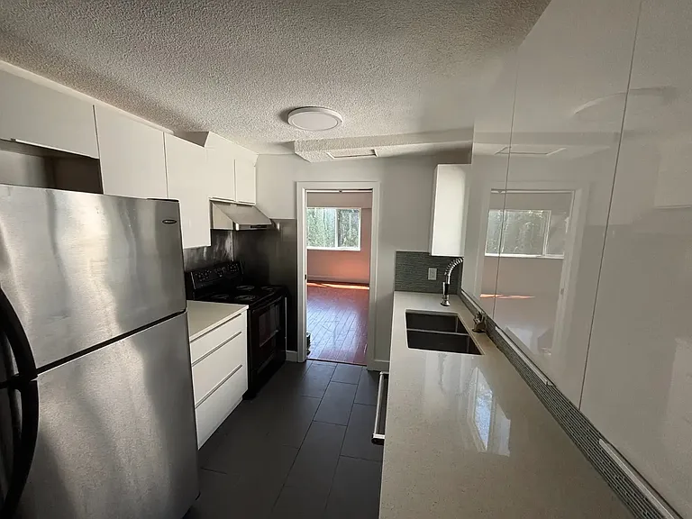 612 Godwin Ct #6 — Photo 8