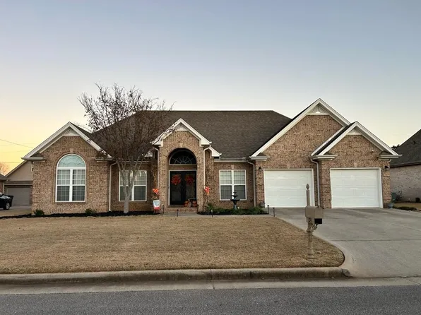 135 Wynchase Dr, Muscle Shoals, AL 35661