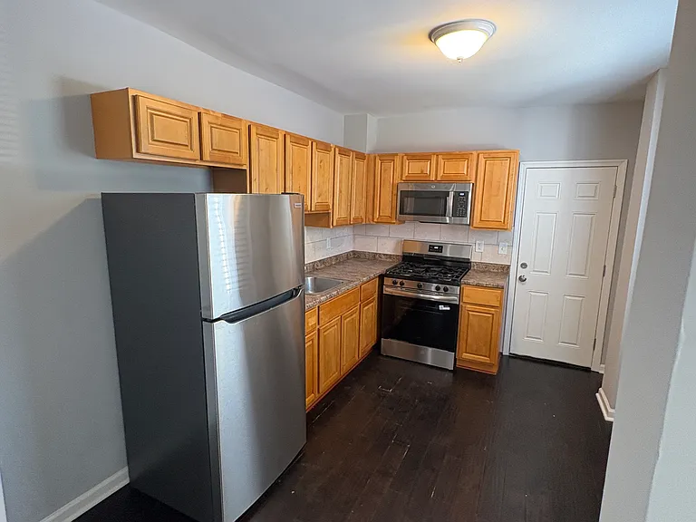 1324 Victoria St — Photo 3