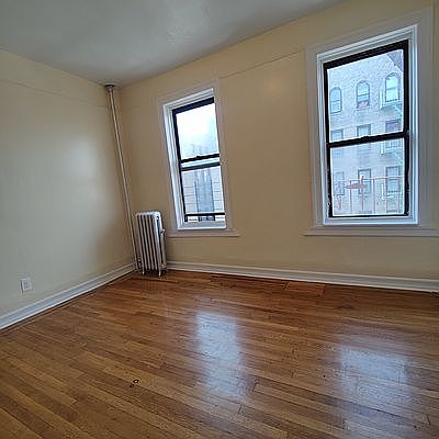 3rd image of 2420 Creston Ave #4C