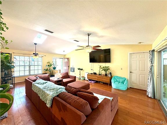 4th image of 318 Daisy Ln