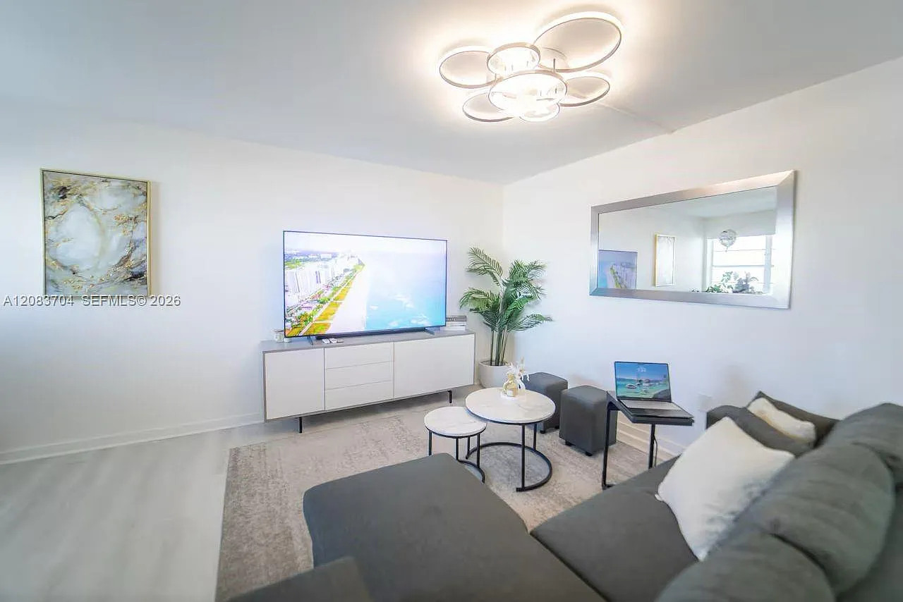 Bayshore Yacht & Tennis C — Photo 3