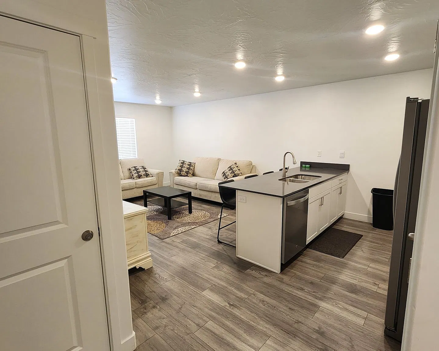 506 S May Dr — Photo 3