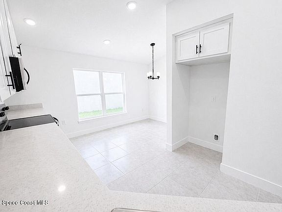 4th image of 1138 Soleway Ave NW