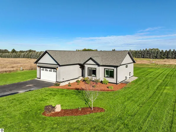 5483 Timber Flats Dr, Kingsley, MI 49649