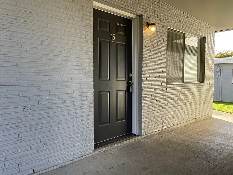 P117 - Gardenside Apartments — Photo 2