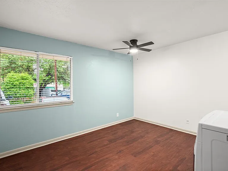 1010 W 23rd St #3 — Photo 3