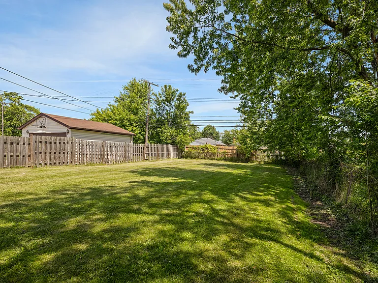 26080 Blumfield St — Photo 23