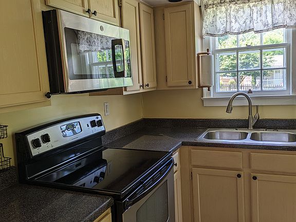 4th image of 306 Colonial Dr