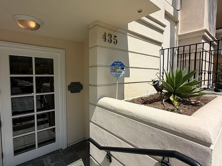 435 Arnaz Dr #200 — Photo 3