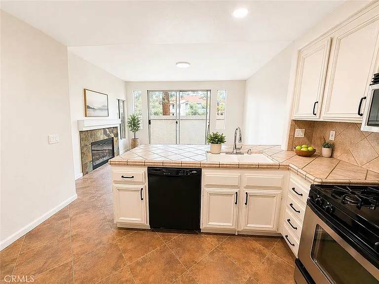 1048 Explanada St #103 — Photo 4