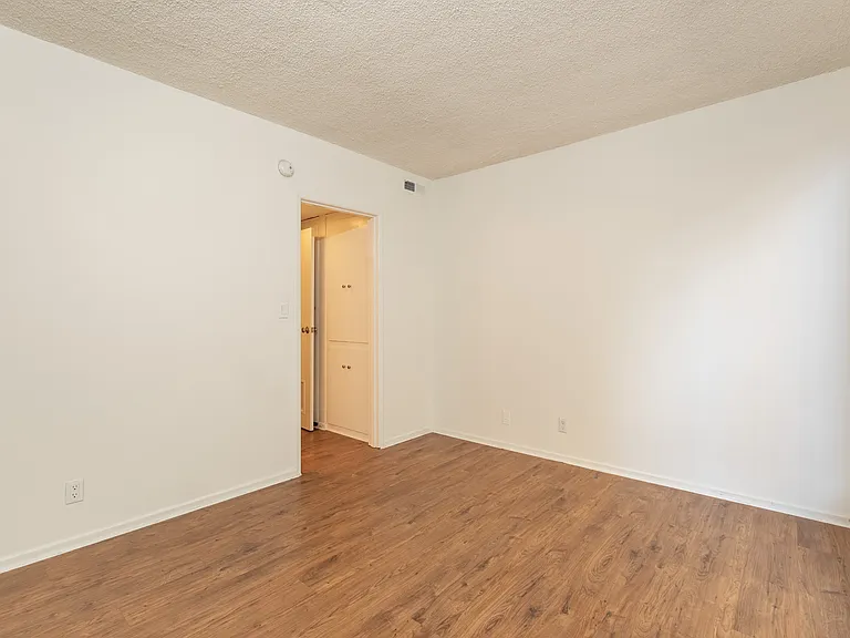 Reeves Towers — Photo 10