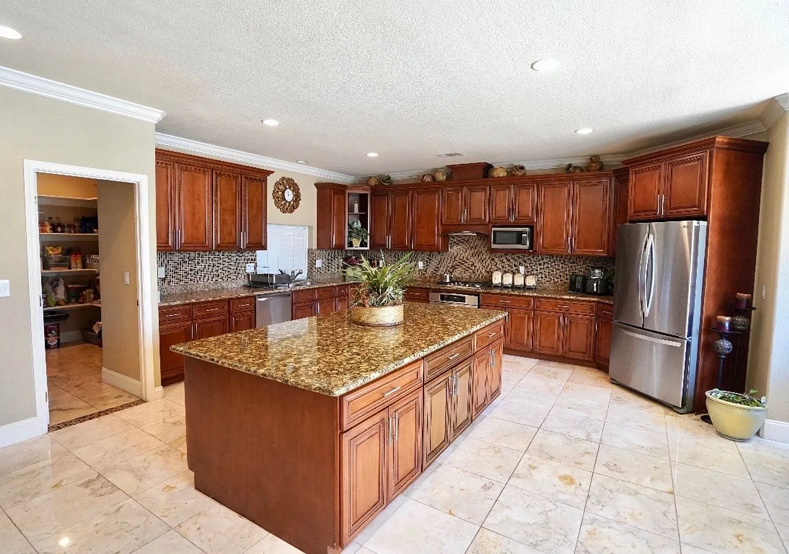 Beautiful 5 Bdrm/3 Bath Home Modesto — Photo 4