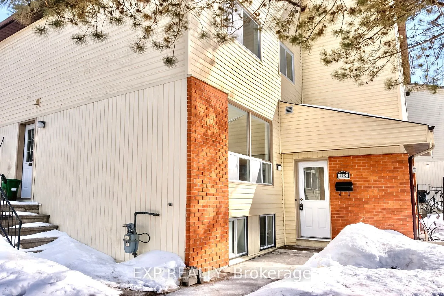 3 bed, $2,200 — Photo 1