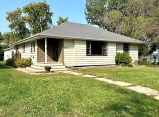 211 E Henry St, Le Roy, MN 55951