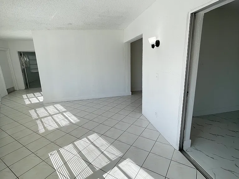 7200 NW 77th St — Photo 13